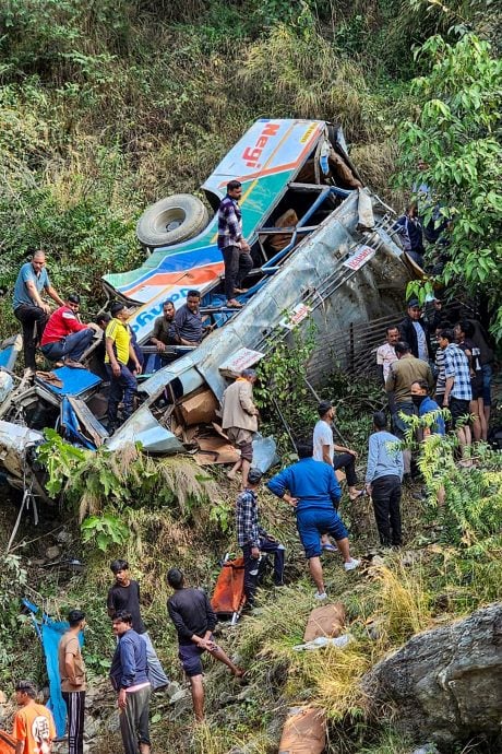 印度巴士在喜马拉雅山附近坠入深谷 至少36人死