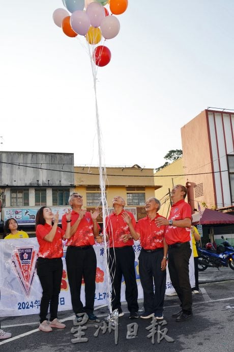 启华小学百年校庆，500人步行追溯学校发展历程