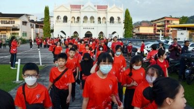 启华小学百年校庆  500人步行 追朔校史