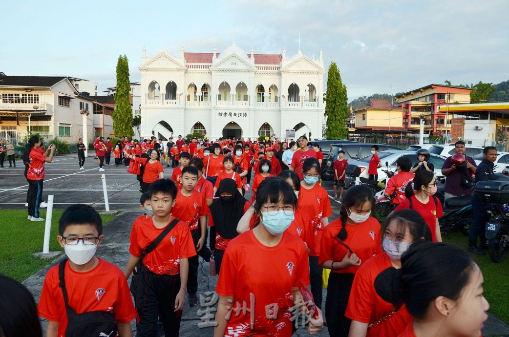 启华小学百年校庆，500人步行追溯学校发展历程