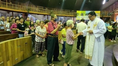 圣心主教座堂3语媒介 .  特办“治愈傅油弥撒”