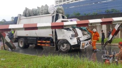 剛修好又毀了   重型車撞限高杆 司機夾困