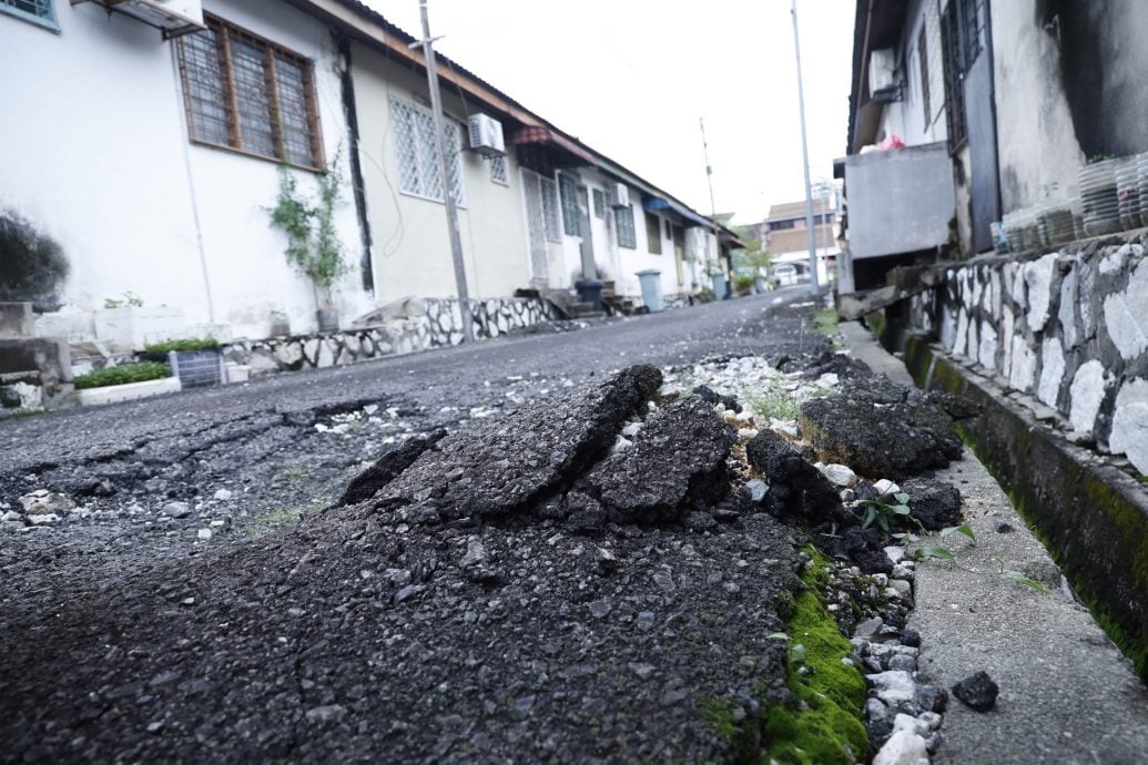 大都会/余保凭巡视浪依淡路沟渠及马路损坏问题