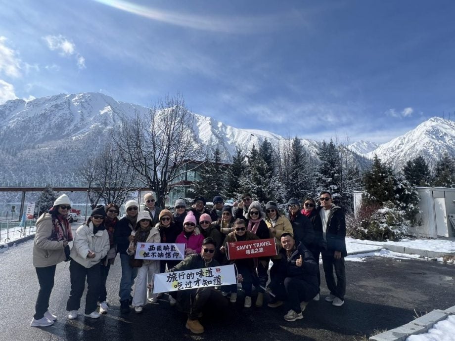 大都会封面/年杪旅游旺季，中国旅行团火红