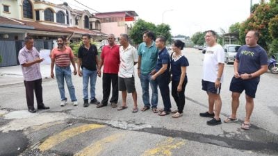 住宅区道路 20年没重铺  偶尔“有洞补洞”，太气人！