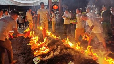 观天宫庆50周年神诞  逾700人过20呎“蹈火路”