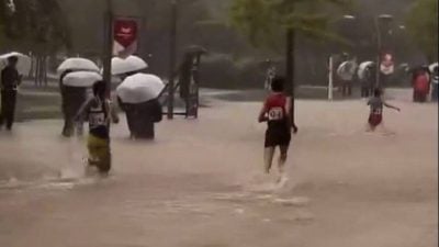 大阪马拉松下大雨 高中生泡在泥水艰难前行