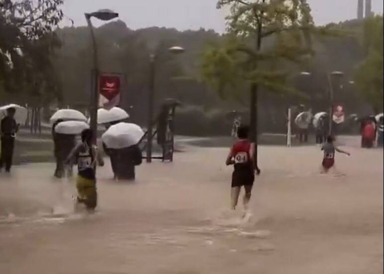 大阪马拉松下大雨 高中生泡在泥水艰难前行