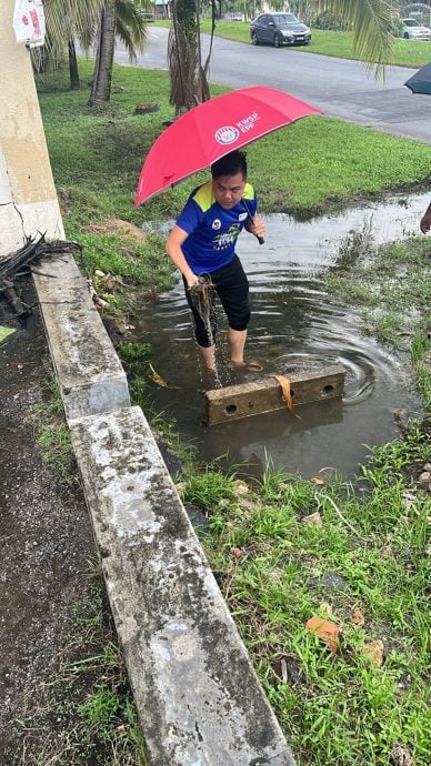 太平火箭团队清沟孔垃圾  弄惹化路不再积水