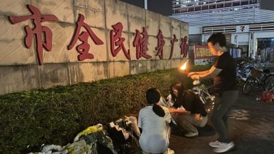 珠海撞人事件 | 居民献花悼念死者　目击者：当时有很多人躺下很多人哭