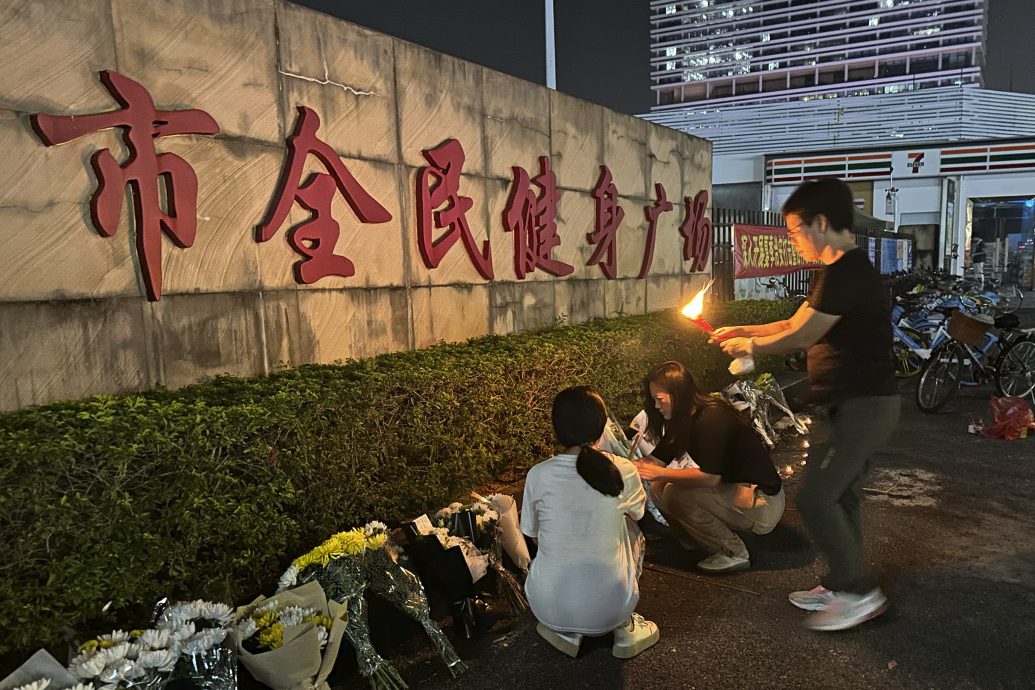 居民献花悼念死者　目击者：当时有很多人躺下很多人哭