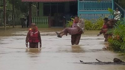 倾盆大雨导致水灾 4受困灾民获救