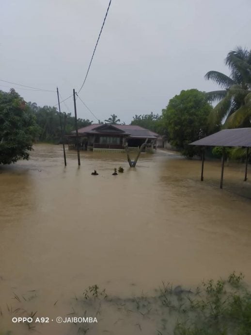 倾盆大雨导致水灾 4受困灾民获救