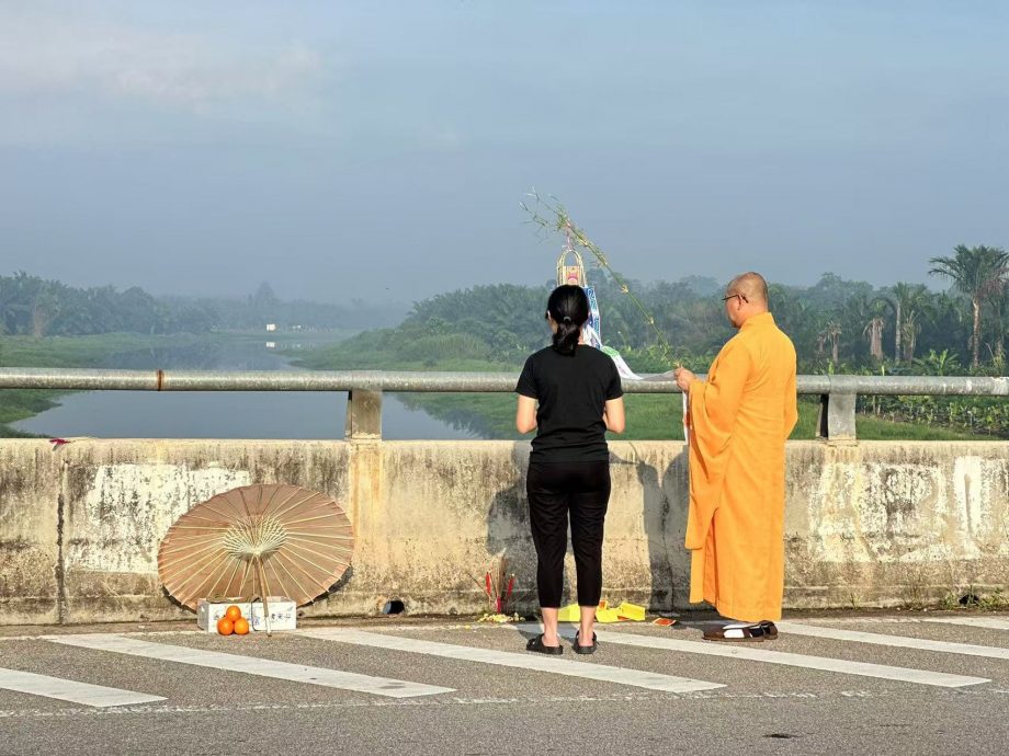 *已签发* 柔：峇青年车停桥上坠河，死者性格内向沉默寡言