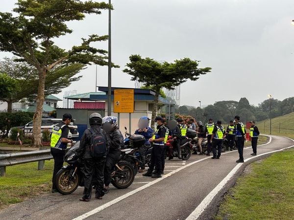  *已签发* 柔：采特别行动减少公路意外 柔陆交局查逾2万摩托车过半遭开罚