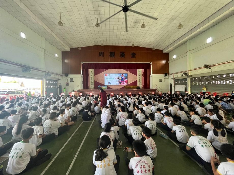 吸引家长为孩子报读，博爱华小明年一年级新生获赠必需品