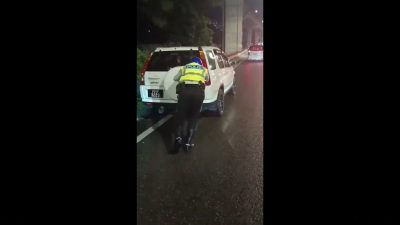 交通高峰时段车子抛锚   交警助推车维持秩序