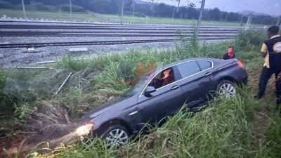 豪車雨中失控 轎車撞火車軌籬笆墜草叢