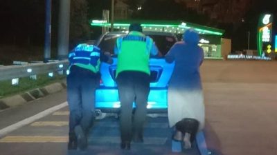 巡警助推拋錨車   獲網民高度讚賞