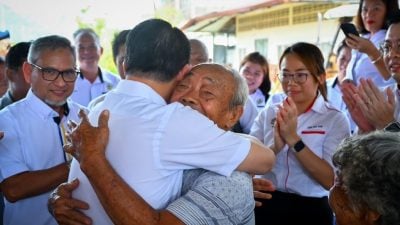 房地部兩年修建逾5千民宅 萬里望8旬老翁擁抱部長喜泣