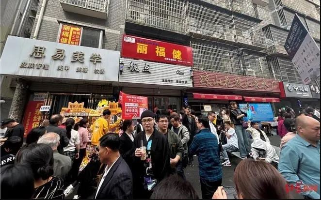 拚盘)湖南女理发师爆火被赞「人民的理发师」 店门口有特警站岗