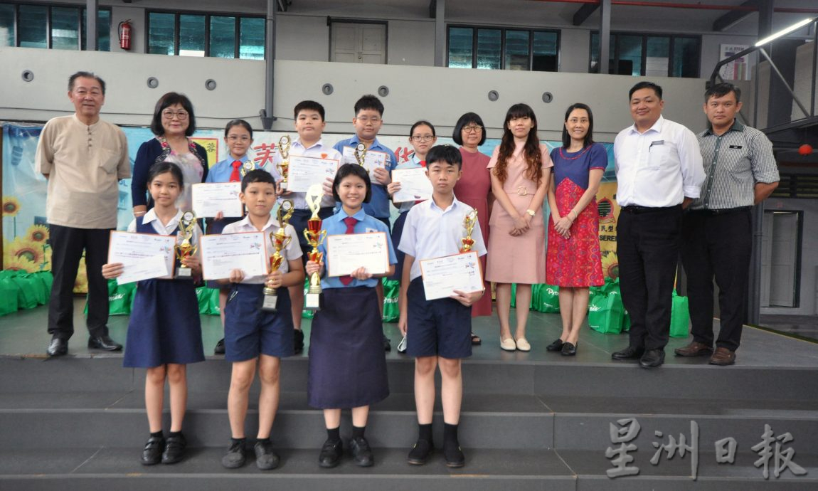 森学生阅报计划颁奖礼 得奖学生欢乐领奖