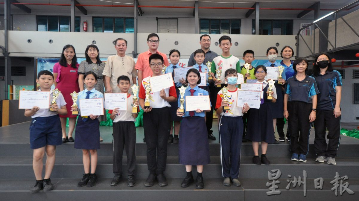 森学生阅报计划颁奖礼 得奖学生欢乐领奖