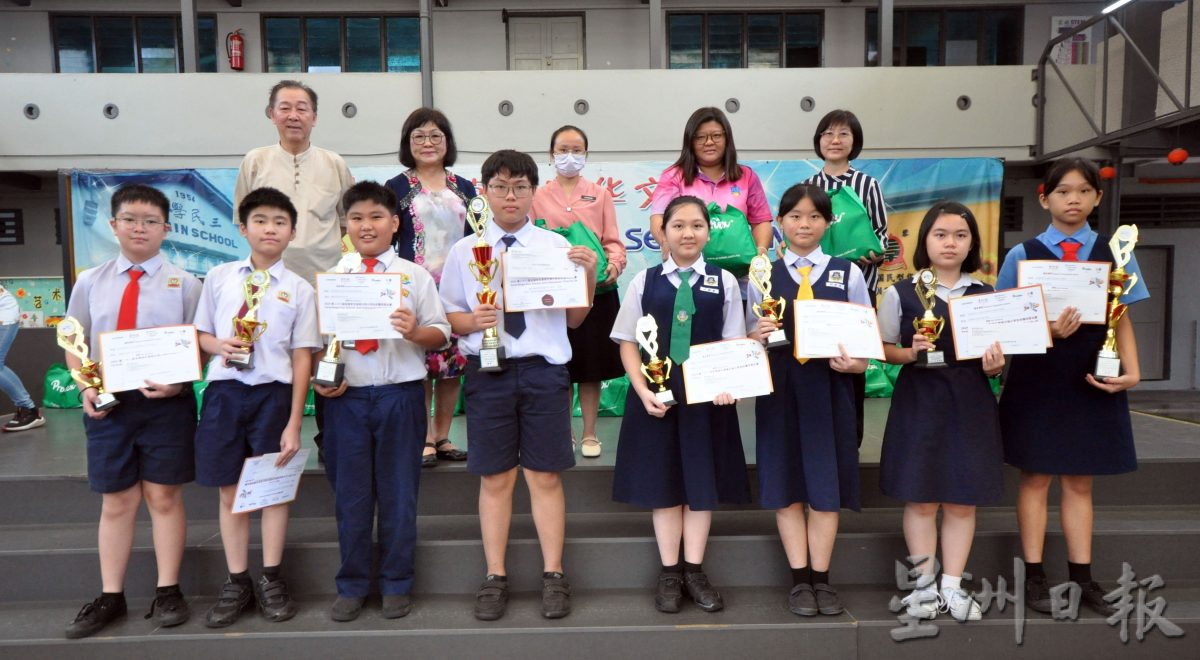 森学生阅报计划颁奖礼 得奖学生欢乐领奖