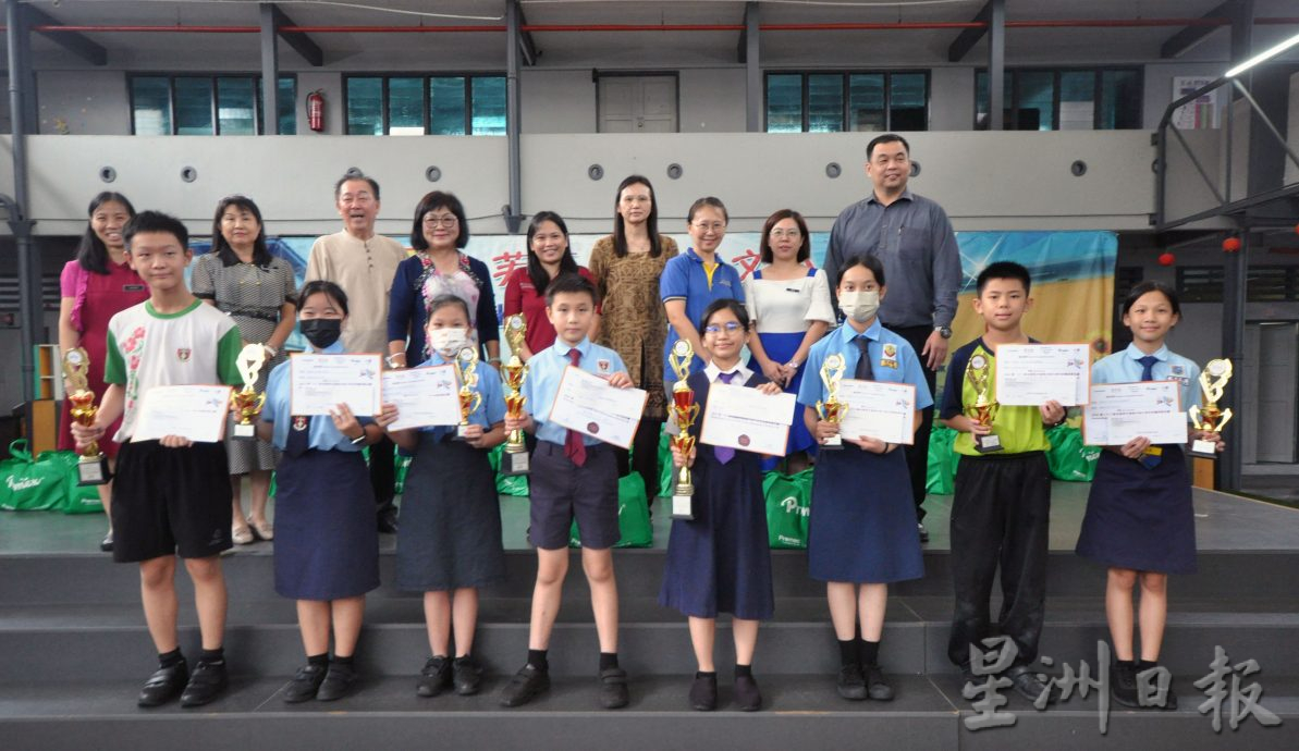 森学生阅报计划颁奖礼 得奖学生欢乐领奖