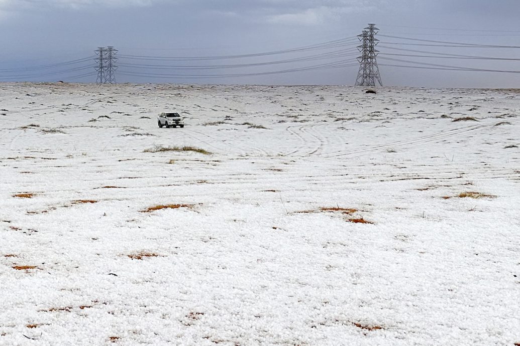 沙地阿拉伯下雪了 乾旱沙漠变银白大地 