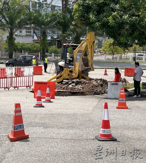 沟水外流侵蚀土地·警局前路口坍塌成2米大洞