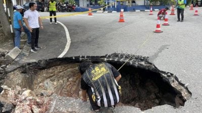 沟水外流侵蚀土地 警局前路口坍塌成2米大洞