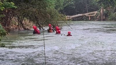 女子河中嬉水   被急流冲走失踪