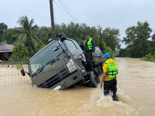 泰国南部暴雨肆虐！洪水吞没民宅瘫痪道路　灾民抱儿童救生圈逃命