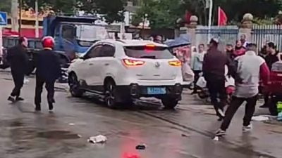 汽車衝撞小學門口 警方：撞人肇事者被抓 傷者無生命危險