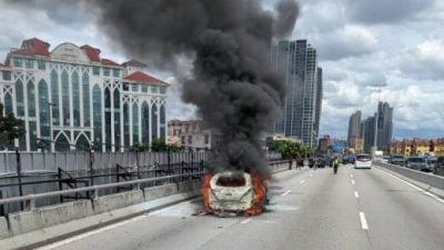 火烧车  无人命伤亡