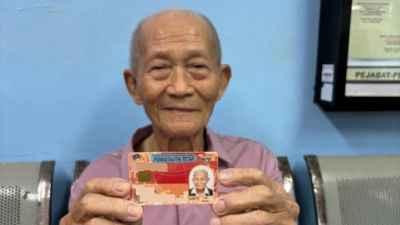 87-old retiree granted citizenship, thanks to old neighbours who never give up