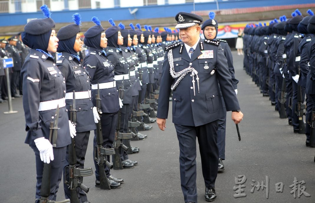 献身警队近38年 霹总警长阿兹兹荣休 