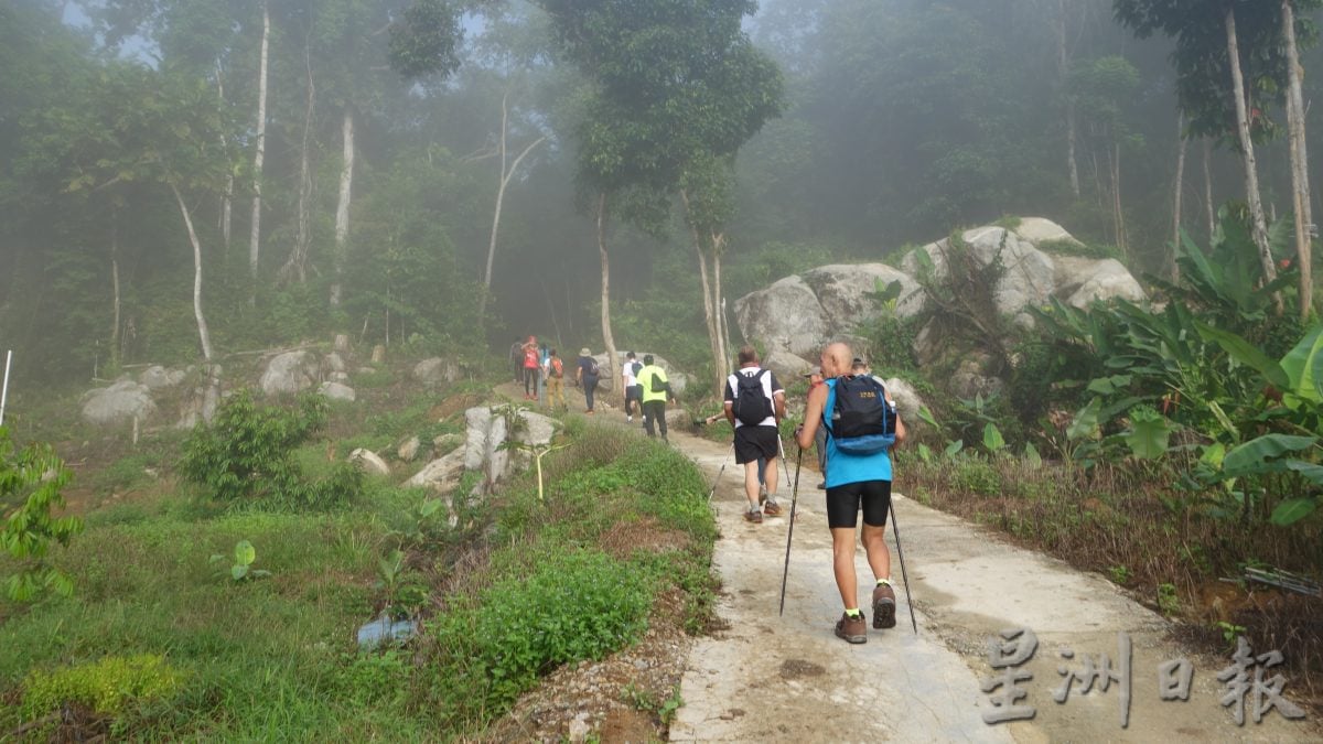 玲珑青星山脉探险旅游 翻山越岭看飞机残骸