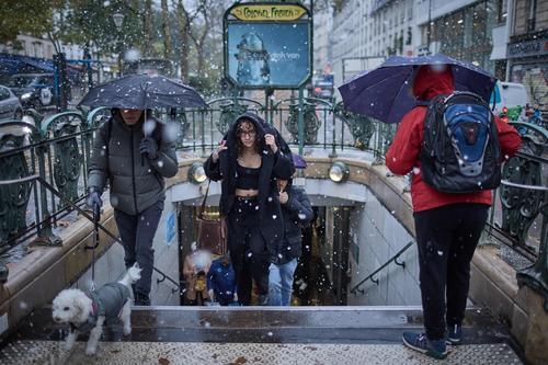 看世界两图)巴黎今冬首降雪民众打卡　航空交通受严重影响 