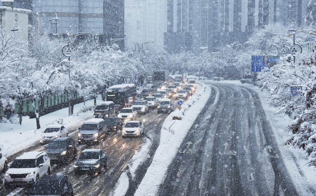 看世界两图)韩国连2天降大雪至少4死 航班取消渡轮停摆