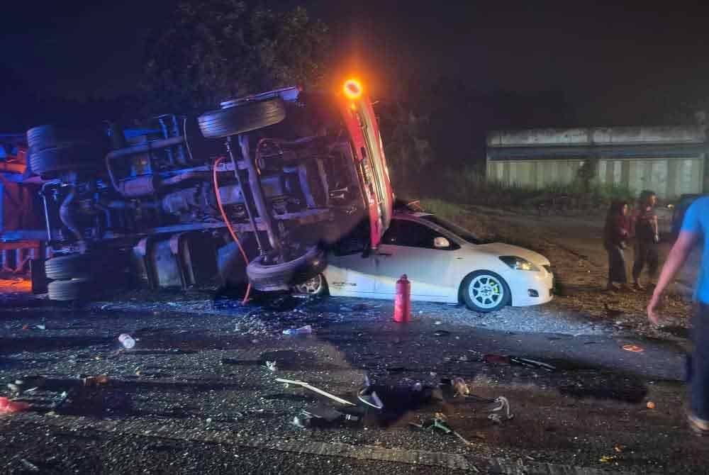 罗里失控撞翻停路边罗里轿车 失控再撞庭院司机伤重亡