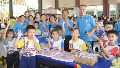 芦小办“小小企业家”义卖会 成功筹募常年经费