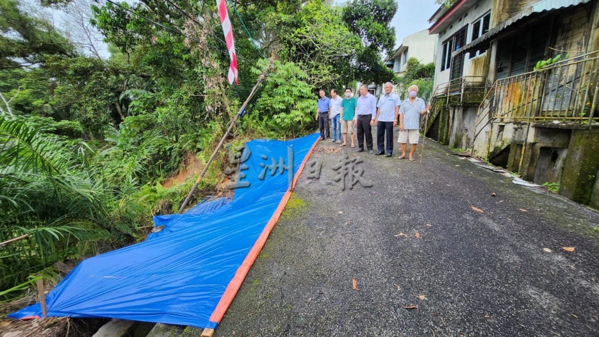 苦等两年终施工！叶耀荣：迪沙亚沙山壁土崩维修动工了