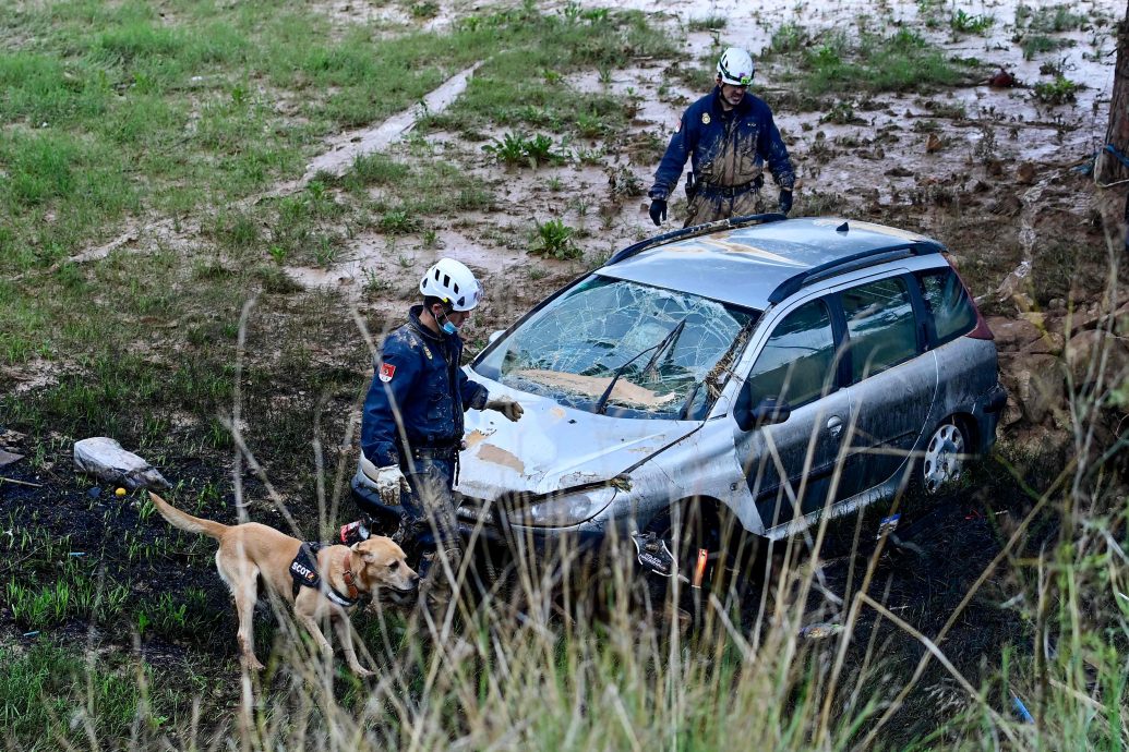 西班牙严重洪灾已217死！多车遭水冲走　女司机困地下道3天获救