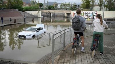 西班牙再遇洪水 巴塞罗那街道变河流 90航班受影响