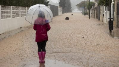 西班牙南部马拉加受暴雨侵袭　沿河数千居民疏散