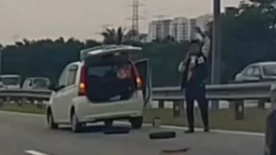 視頻 | 停右側快車道換輪胎  男子遭轟“謀財害命”！