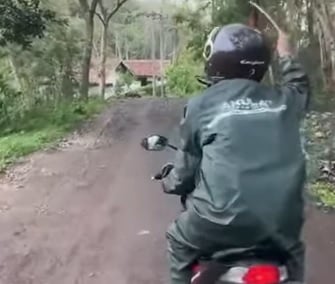 视频|山区下黑色“毛虫雨” 空中漂浮居民难穿行