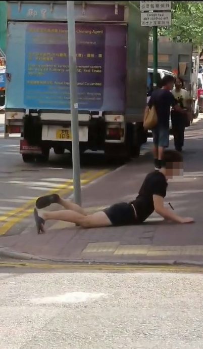  视频|疑用电子烟吸“太空油”港男踉跄趴街站不起来 